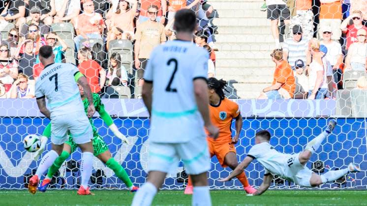 GER, Berlin, Fussball, Oesterreich vs. Niederlande, Gruppe D, Gruppenphase, UEFA EURO, EM, Europameisterschaft,Fussball 2024, SP, Olympia - Stadion Berlin, v.l. Marko Arnautovic (Austria), Bart Verbruggen (NED), Maximilian Woeber (Austria), Nathan Ake (NED), Romano Schmid (Austria), Tor durch Romano Schmid (Austria), zum 1:2, 25.06. 2024, Copyright: HMBxMedia UwexKoch