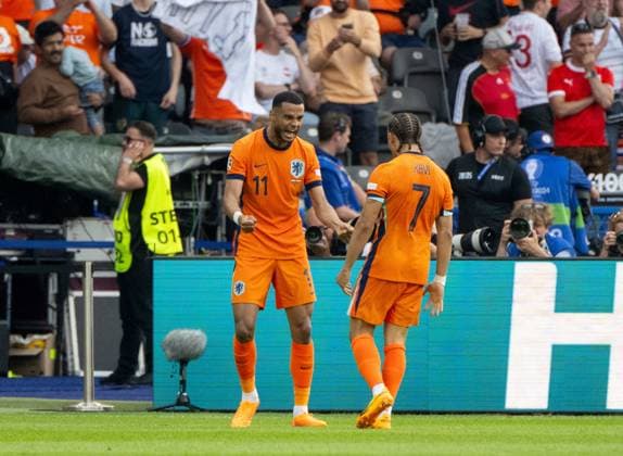 Fussball, Herren, Saison 2023 24, UEFA EURO, EM, Europameisterschaft,Fussball EM 2024, Gruppe D (3. Spieltag) in Berlin, Niederlande - Österreich, Cody Gakpo (Niederlande), Xavi Simons (Niederlande), Jubel nach Tor zum 1:1, 25.06. 2024, Copyright: xMatthiasxKochx