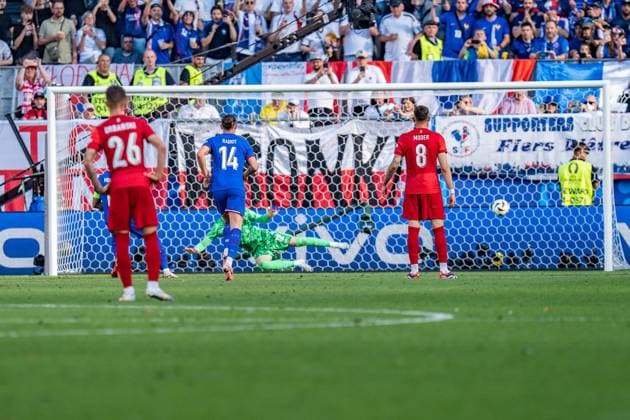 Tor und Jubel nach Elfmeter zum 1:0 durch Kylian Mbappe (Frankreich, 10) mit seiner Maske Frankreich vs. Polen, Herren, Fussball, 3. Spieltag, EURO 2024, 25.06.2024, Europameisterschaft, Gruppe D Frankreich vs. Polen, Herren, Fussball, 3. Spieltag, EURO 2024, 25.06.2024, Europameisterschaft, Gruppe D Dortmund Copyright: xEibner-Pressefoto BahhoxKarax EP_FRA