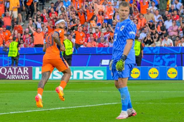GER, Berlin, Fussball, Oesterreich vs. Niederlande, Gruppe D, Gruppenphase, UEFA EURO, EM, Europameisterschaft,Fussball 2024, SP, Olympia - Stadion Berlin, v.l. Memphis Depay (NED), Patrick Pentz (Austria), Tor, Treffer, Jubel, Torjubel, Freude, Begeisterung, feiert, Tor durch Memphis Depay (NED), zum 2:2, Ausgleich, 25.06. 2024, Copyright: HMBxMedia UwexKoch