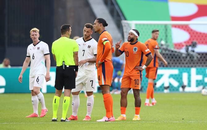 25.06.2024, xtgx, Fussball EM 2024, Niederlande - Österreich emspor, v.l. Nicolas Seiwald (Oesterreich), Schiedsrichter Ivan Kruzliak (Slowakei), Marko Arnautovic (Oesterreich), Virgil van Dijk (Niederlande), Memphis Depay (Niederlande) Videobeweis, Video Schiedsrichter, Videoreferee, Videorichter (UEFA REGULATIONS PROHIBIT ANY USE OF PHOTOGRAPHS as IMAGE SEQUENCES and or QUASI-VIDEO) Berlin