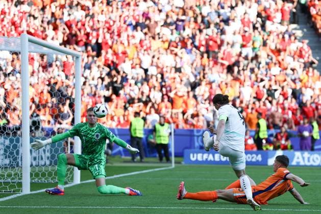 Marcel Sabitzer of Austria scores the sides third goal to make it 3-2 to Austria Netherlands v Austria, UEFA European Championship, EM, Europameisterschaft 2024, Group D, Football, Olympiastadion, Berlin, Germany, 25 Jun 2024 EDITORIAL USE ONLY No use with unauthorised audio, video, data, fixture lists, club league logos or live services. Online in-match use limited to 120 images, no video emulation. No use in betting, games or single club league player publications. Copyright: xMattxWest Shutterstockx 14555517bw