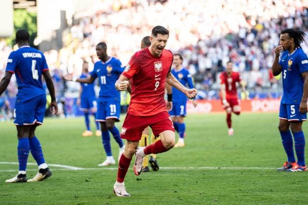 GER, Euro 2024, Group D, Frankreich (FRA) vs Polen (POL) 25.06.2024, Signal Iduna Park BVB Stadion Dortmund, Dortmund, GER, Euro 2024, Group D, Frankreich (FRA) vs Polen (POL) Im Bild: Torjubel Jubel ueber das Tor zum 1:1 durch Lewandowski Robert (Polen Poland POL, 9)