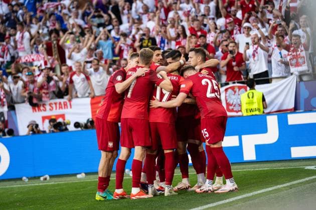 GER, Euro 2024, Group D, Frankreich (FRA) vs Polen (POL) 25.06.2024, Signal Iduna Park BVB Stadion Dortmund, Dortmund, GER, Euro 2024, Group D, Frankreich (FRA) vs Polen (POL) Im Bild: Torjubel Jubel ueber das Tor zum 1:1 durch Lewandowski Robert (Polen Poland POL, 9) Frankowski Przemyslaw (Polen Poland POL, 19) Zielinski Piotr (Polen Poland POL, 10) Swiderski Karol (Polen Poland POL, 7) Skoras Michal (Polen Poland POL, 25)