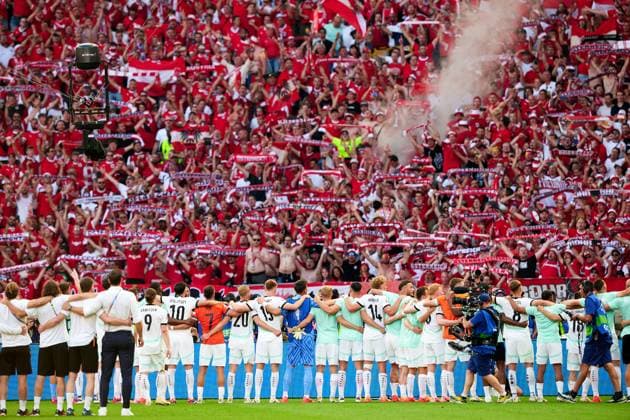 Oesterreich jubelt ueber Sieg mit Fans, GER, UEFA EURO, EM, Europameisterschaft,Fussball 2024, Fussball Herren, UEFA EM 2024 Matchtag 3, Gruppe D, Niederlande vs. Oesterreich, Netherlands vs. Austria, 25.06.2024. GER, UEFA Euro 2024, Fussball Herren, UEFA EM 2024 Matchtag 3, Gruppe D, Niederlande vs. Oesterreich, Netherlands vs. Austria, 25.06.2024. Berlin Copyright: xEibner-Pressefotox xClaudiusxRauchx EP_CRH