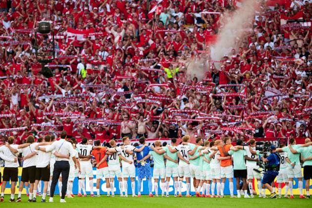 Oesterreich jubelt ueber Sieg mit Fans, GER, UEFA EURO, EM, Europameisterschaft,Fussball 2024, Fussball Herren, UEFA EM 2024 Matchtag 3, Gruppe D, Niederlande vs. Oesterreich, Netherlands vs. Austria, 25.06.2024. GER, UEFA Euro 2024, Fussball Herren, UEFA EM 2024 Matchtag 3, Gruppe D, Niederlande vs. Oesterreich, Netherlands vs. Austria, 25.06.2024. Berlin Copyright: xEibner-Pressefotox xClaudiusxRauchx EP_CRH