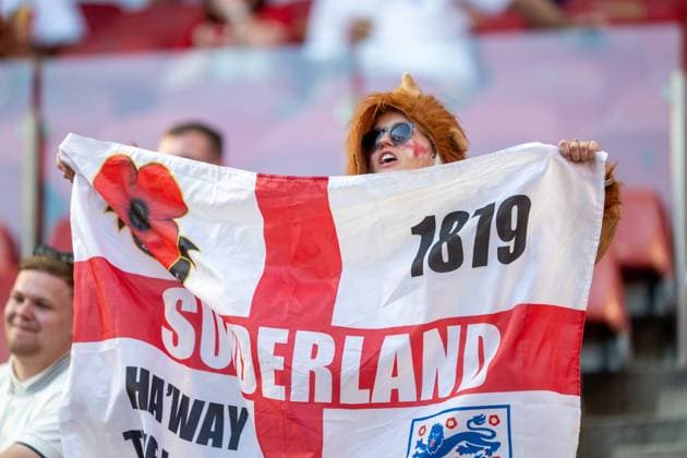 GER, EURO 2024, Group C, England (GBR) vs Slowenien (SUI) 25.06.2024, Cologne Stadium, Koeln, GER, EURO 2024, Group C, England (GBR) vs Slowenien (SUI) Im Bild: Englischer im Löwenkostüm mit Flagge Fahne Banner Fan Fankurve Fankultur Gestik, Mimik, Emotionen; Selfie