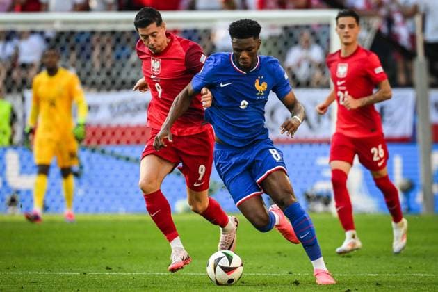 June 25, 2024, Dortmund, France, Germany: Robert LEWANDOWSKI of Poland and Aurelien TCHOUAMENI of France during the UEFA EURO, EM, Europameisterschaft,Fussball 2024, Group D match between France and Poland at Signal Iduna Park on June 25, 2024 in Dortmund, Germany. Dortmund Germany - ZUMAm308 20240625_zsp_m308_003 Copyright: xMatthieuxMirvillex