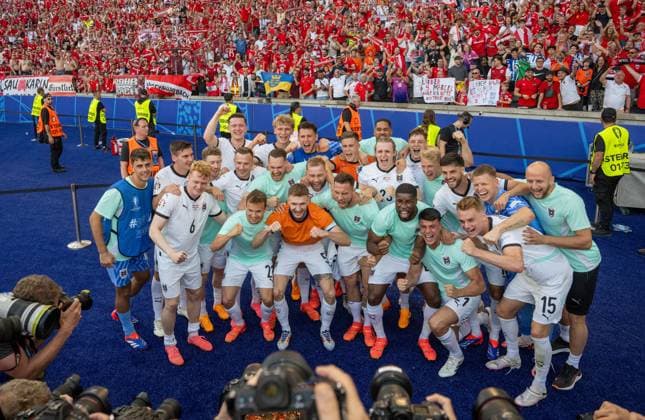 Fussball, Herren, Saison 2023 24, UEFA EURO, EM, Europameisterschaft,Fussball EM 2024, Gruppe D (3. Spieltag) in Berlin, Niederlande - Österreich, Österreich bei den Fans, Jubel nach dem Abpfiff, Mannschaftsfoto, 25.06. 2024, Copyright: xMatthiasxKochx
