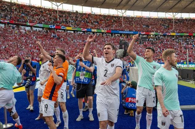 Fussball, Herren, Saison 2023 24, UEFA EURO, EM, Europameisterschaft,Fussball EM 2024, Gruppe D (3. Spieltag) in Berlin, Niederlande - Österreich, Österreich bei den Fans, Jubel nach dem Abpfiff, v. l. Marko Arnautovic (Österreich), Christoph Baumgartner (Österreich), Maximilian Wöber (Österreich), Florian Kainz (Österreich), 25.06. 2024, Copyright: xMatthiasxKochx