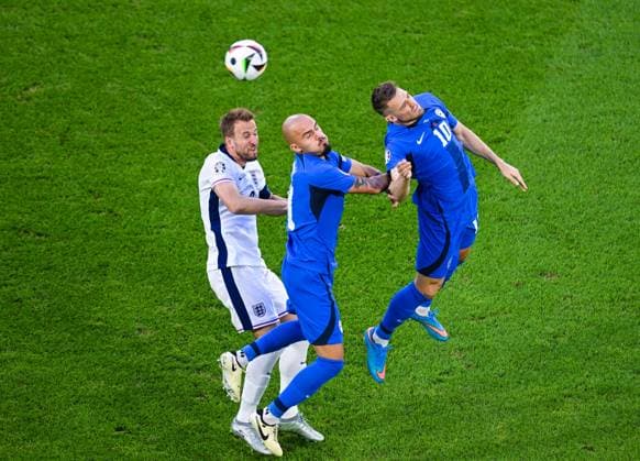 Harry Kane (England), Timi Elsnik (Slovenia) und Vanja Drkusic (Slovenia) kaempfen um den Ball, UEFA EURO, EM, Europameisterschaft,Fussball 2024 - Group C, England vs Slovenia, Stadion Koeln am 25. June 2024 in Koeln, Deutschland. (Foto von Silas Schueller DeFodi Images) Harry Kane (England), Timi Elsnik (Slovenia) und Vanja Drkusic (Slovenia) battle for the ball, UEFA EURO 2024 - Group C, England vs Slovenia, Cologne Stadium on June 25, 2024 in Cologne, Germany. (Photo by Silas Schueller DeFodi Images) Defodi-738_738_ENGSVN_20240625_154