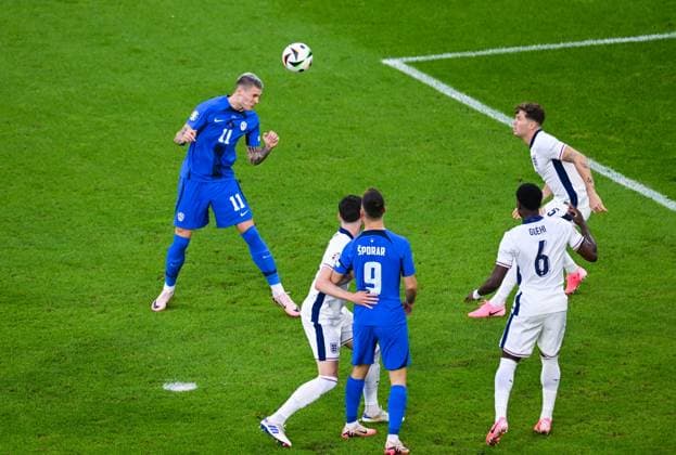 Benjamin Sesko (Slovenia) mit einer Kopfballchance, UEFA EURO, EM, Europameisterschaft,Fussball 2024 - Group C, England vs Slovenia, Stadion Koeln am 25. June 2024 in Koeln, Deutschland. (Foto von Silas Schueller DeFodi Images) Benjamin Sesko (Slovenia) controls the ball with his head for a goal attempt, UEFA EURO 2024 - Group C, England vs Slovenia, Cologne Stadium on June 25, 2024 in Cologne, Germany. (Photo by Silas Schueller DeFodi Images) Defodi-738_738_ENGSVN_20240625_161