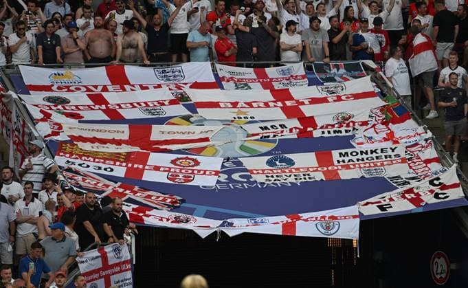 25.06.2024, xsltx, Fussball EM 2024, England - Slowenien emspor, v.l. Emotionen, Fans, Stimmung, Fahnen, Logo, England, Three Lions, Zuschauer, Trikots (DFL DFB REGULATIONS PROHIBIT ANY USE OF PHOTOGRAPHS as IMAGE SEQUENCES and or QUASI-VIDEO) Köln