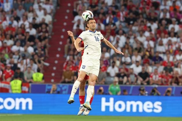 im Zweikampf, Aktion, mit Srdjan Mijailovic 16 (Serbien), Joakim Maehle 5 (Daenemark), Daenemark vs. Serbien, Fussball, UEFA EURO, EM, Europameisterschaft,Fussball 2024, Gruppenphase, 3. Spieltag, 25.06.2024 Muenchen Bayern Deutschland