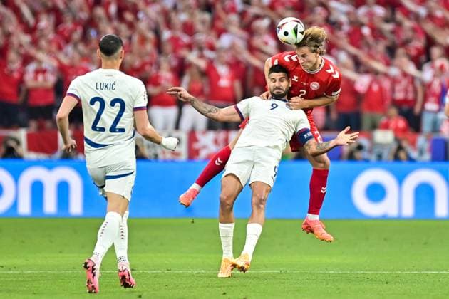 Bild zeigt: v.l.n.r. Strahinja Pavlovic (2, Serbien), Zweikampf Aleksandar Mitrovic (9, Serbien) mit Joachim Andersen (Dänemark), Morten Hjulmand (Dänemark), 25.06.2024, München, Fussball, Europameisterschaft, Dänemark - Serbien, EVENT REGULATIONS PROHIBIT ANY USE OF PHOTOGRAPHS AS IMAGE SEQUENCES AND OR QUASI-VIDEO.