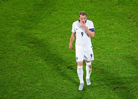Harry Kane (England) gestikuliert und wirkt nachdenklich, UEFA EURO, EM, Europameisterschaft,Fussball 2024 - Group C, England vs Slovenia, Stadion Koeln am 25. June 2024 in Koeln, Deutschland. (Foto von Silas Schueller DeFodi Images) Harry Kane (England) gestures and looks thoughtful, UEFA EURO 2024 - Group C, England vs Slovenia, Cologne Stadium on June 25, 2024 in Cologne, Germany. (Photo by Silas Schueller DeFodi Images) Defodi-738_738_ENGSVN_20240625_198