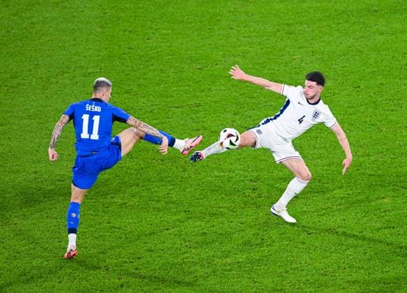 Benjamin Sesko (Slovenia) und Declan Rice (England) im Zweikampf, UEFA EURO, EM, Europameisterschaft,Fussball 2024 - Group C, England vs Slovenia, Stadion Koeln am 25. June 2024 in Koeln, Deutschland. (Foto von Silas Schueller DeFodi Images) Benjamin Sesko (Slovenia) und Declan Rice (England) battle for the ball, UEFA EURO 2024 - Group C, England vs Slovenia, Cologne Stadium on June 25, 2024 in Cologne, Germany. (Photo by Silas Schueller DeFodi Images) Defodi-738_738_ENGSVN_20240625_215