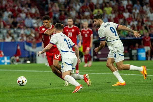 Alexander Hartmann Bah (Daenemark 18), Andrija Zivkovic (Serbien, 14), Aleksandar Mitrovic (Serbien, 09), GER, Daenemark (DEN) vs. Serbien (SRB), Fussball Europameisterschaft, UEFA EURO, EM, Europameisterschaft,Fussball 2024, Gruppe E, 3. Spieltag, 25.06.2024, GER, Daenemark (DEN) vs. Serbien (SRB), Fussball Europameisterschaft, UEFA EURO 2024, Gruppe E, 3. Spieltag, 25.06.2024 Muenchen Copyright: xEibner-Pressefoto SaschaxWaltherx EP_SWA