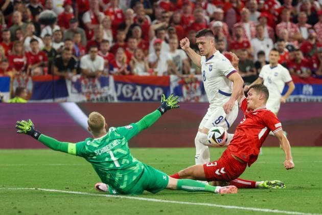 im Zweikampf, Aktion, mit Kasper Schmeichel 1 (Daenemark), Luka Jovic 8 (Serbien), Jannik Vestergaard 3 (Daenemark), Daenemark vs. Serbien, Fussball, UEFA EURO, EM, Europameisterschaft,Fussball 2024, Gruppenphase, 3. Spieltag, 25.06.2024 Muenchen Bayern Deutschland