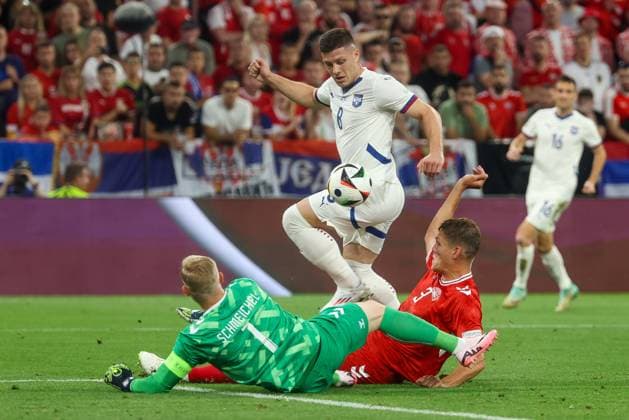im Zweikampf, Aktion, mit Kasper Schmeichel 1 (Daenemark), Luka Jovic 8 (Serbien), Jannik Vestergaard 3 (Daenemark), Daenemark vs. Serbien, Fussball, UEFA EURO, EM, Europameisterschaft,Fussball 2024, Gruppenphase, 3. Spieltag, 25.06.2024 Muenchen Bayern Deutschland