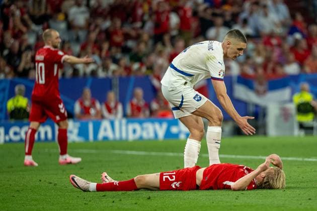 Nikola Milenkovic (Serbien, 04), Kasper Dolberg (Daenemark 12), GER, Daenemark (DEN) vs. Serbien (SRB), Fussball Europameisterschaft, UEFA EURO, EM, Europameisterschaft,Fussball 2024, Gruppe E, 3. Spieltag, 25.06.2024, GER, Daenemark (DEN) vs. Serbien (SRB), Fussball Europameisterschaft, UEFA EURO 2024, Gruppe E, 3. Spieltag, 25.06.2024 Muenchen Copyright: xEibner-Pressefoto SaschaxWaltherx EP_SWA