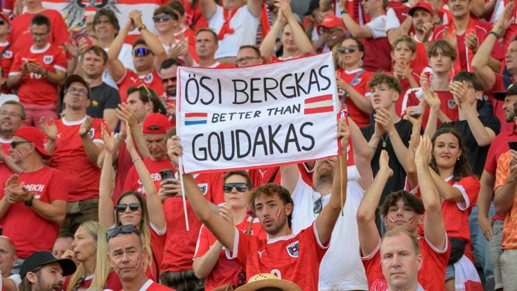 Sport Bilder des Tages GER, Berlin, Fussball, Oesterreich vs. Niederlande, Gruppe D, Gruppenphase, UEFA EURO, EM, Europameisterschaft,Fussball 2024, SP, Olympia - Stadion Berlin, Oesterreichische Fans, 25.06. 2024, Copyright: HMBxMedia UwexKoch