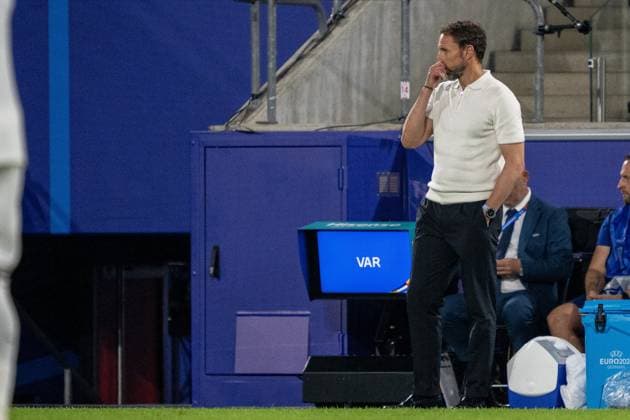 GER, EURO 2024, Group C, England (GBR) vs Slowenien (SUI) 25.06.2024, Cologne Stadium, Koeln, GER, EURO 2024, Group C, England (GBR) vs Slowenien (SUI) Im Bild: Gareth Southgate (England GBR, Head Coach); Einzelaktion, Ganzkörper Ganzkoerper; Freisteller, Einzelbild, Aktion, Action, Spielszene; Gestik, Mimik, Emotionen;