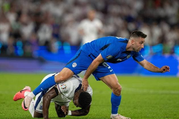 GER, EURO 2024, Group C, England (GBR) vs Slowenien (SUI) 25.06.2024, Cologne Stadium, Koeln, GER, EURO 2024, Group C, England (GBR) vs Slowenien (SUI) Im Bild: Andreas Sporar (Slowenien SLO, 09); kämpft Robbie Mainoo (England GBR, 26); ; nieder. Gestik, Mimik, Emotionen;