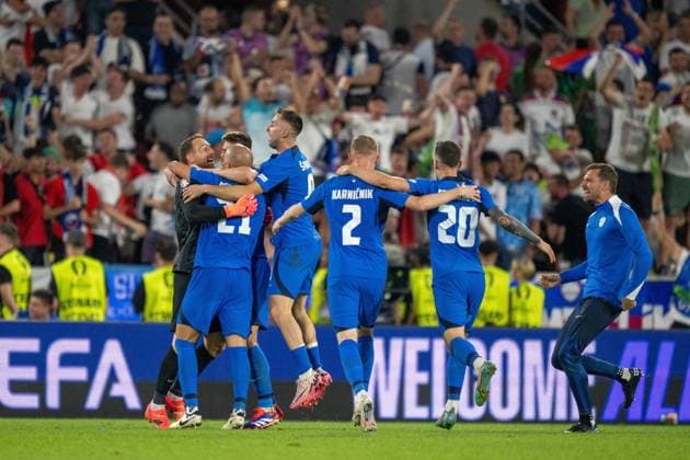 GER, EURO 2024, Group C, England (GBR) vs Slowenien (SUI) 25.06.2024, Cologne Stadium, Koeln, GER, EURO 2024, Group C, England (GBR) vs Slowenien (SUI) Im Bild: Der Jubel der slowenischen Mannschaft nach dem Spiel gleicht einem Siegesjubel Siegesfreude Glück Freude Joy Gestik, Mimik, Emotionen;
