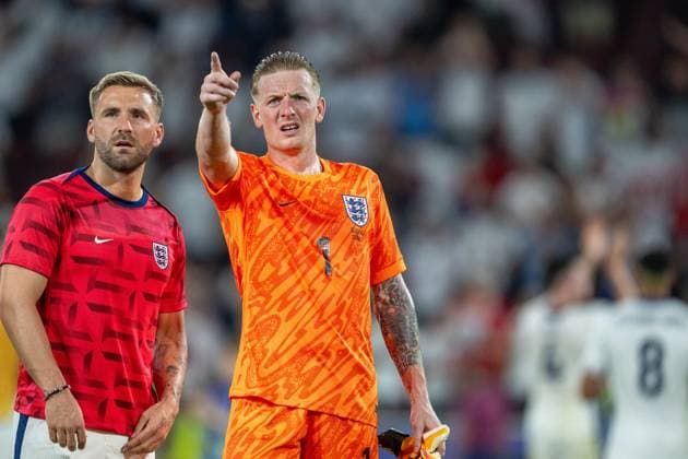 GER, EURO 2024, Group C, England (GBR) vs Slowenien (SUI) 25.06.2024, Cologne Stadium, Koeln, GER, EURO 2024, Group C, England (GBR) vs Slowenien (SUI) Im Bild: Jordan Pickford (England GBR, 01); zeigt Luke Shaw (England GBR, 03); Gestik, Mimik, Emotionen; Einzelaktion, Halbkörper Halbkoerper; Freisteller, Einzelbild, Aktion, Action, Spielszene;