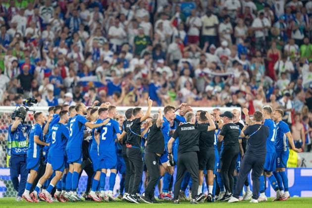 GER, EURO 2024, Group C, England (GBR) vs Slowenien (SUI) 25.06.2024, Cologne Stadium, Koeln, GER, EURO 2024, Group C, England (GBR) vs Slowenien (SUI) Im Bild: Die slowenische Mannschaft feiert das Unentschieden wie einen Sieg, Gestik, Mimik, Emotionen; Gestik, Mimik, Emotionen;