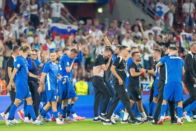 GER, EURO 2024, Group C, England (GBR) vs Slowenien (SUI) 25.06.2024, Cologne Stadium, Koeln, GER, EURO 2024, Group C, England (GBR) vs Slowenien (SUI) Im Bild: Die slowenische Mannschaft feiert das Unentschieden wie einen Sieg, Gestik, Mimik, Emotionen; Gestik, Mimik, Emotionen;