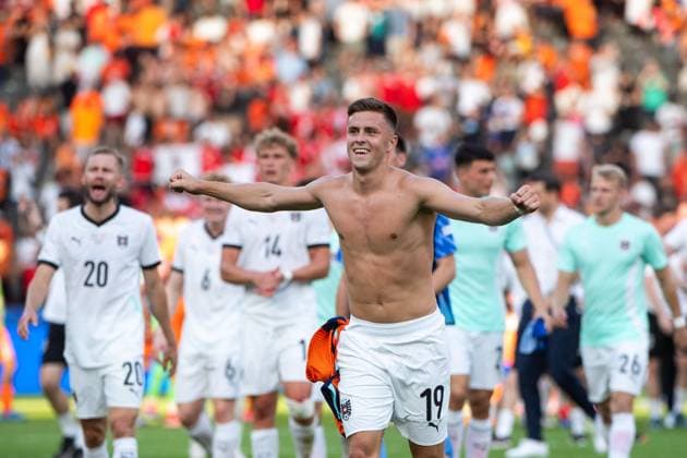 Sport Bilder des Tages Christoph Baumgartner (Oesterreich, 19) und Team jubeln ueber den Sieg und Einzug in das Achtelfinale als Gruppensieger, GER, Netherlands (NED) vs Austria (AUT), Fussball Europameisterschaft, UEFA EURO, EM, Europameisterschaft,Fussball 2024, Gruppe D, 3. Spieltag, 25.06.2024 GER, Netherlands (NED) vs Austria (AUT), Fussball Europameisterschaft, UEFA EURO 2024, Gruppe D, 3. Spieltag, 25.06.2024 Berlin Copyright: xEibner-Pressefoto Memmlerx EP_MMR