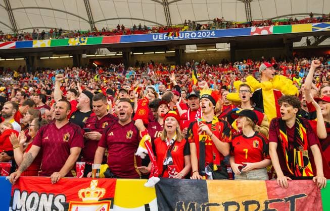 Fans von Belgien feuern ihre Mannschaft an, UEFA EURO, EM, Europameisterschaft,Fussball 2024 - Group E, Ukraine vs Belgium, Arena Stuttgart am 26. June 2024 in Stuttgart, Deutschland. (Foto von Silas Schueller DeFodi Images) Fans of Belgium cheer and shout, UEFA EURO 2024 - Group E, Ukraine vs Belgium, Arena Stuttgart on June 26, 2024 in Stuttgart, Germany. (Photo by Silas Schueller DeFodi Images) Defodi-738_738_UKRBEL_20240626_120
