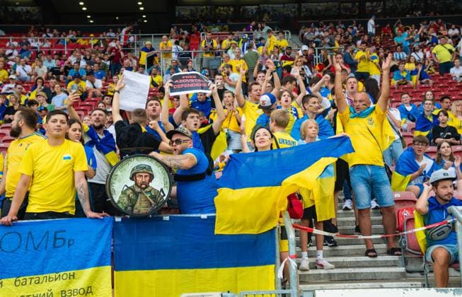 Fans der Ukraine machen Stimmung, UEFA EURO, EM, Europameisterschaft,Fussball 2024 - Group E, Ukraine vs Belgium, Arena Stuttgart am 26. June 2024 in Stuttgart, Deutschland. (Foto von Silas Schueller DeFodi Images) Fans of Ukraine cheer and shout, UEFA EURO 2024 - Group E, Ukraine vs Belgium, Arena Stuttgart on June 26, 2024 in Stuttgart, Germany. (Photo by Silas Schueller DeFodi Images) Defodi-738_738_UKRBEL_20240626_125