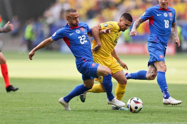 26.06.2024, Fussball Europameisterschaft, UEFA EURO, EM, Europameisterschaft,Fussball 2024, Slowakei - Rumänien, Gruppe E, Arena Frankfurt, v.l., Stanislav Lobotka (Slowakei), Razvan Gabriel Marin (Rumänien) Copyright: HMBxMedia