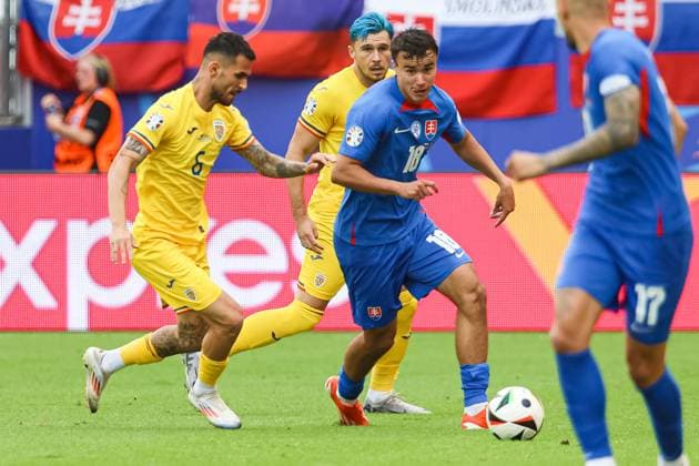 David Strelec (Slovakei 18) vs Marius-Mihai Marin (Rumaenien, 06) GER, Slovakia (SVK) vs. Romania (ROU), Fussball Europameisterschaft, UEFA EURO, EM, Europameisterschaft,Fussball 2024, Gruppe E, 3. Spieltag, 26.06.2024 GER, Slovakia (SVK) vs. Romania (ROU), Fussball Europameisterschaft, UEFA EURO 2024, Gruppe E, 3. Spieltag, 26.06.2024 Frankfurt Copyright: xEibner-Pressefoto RogerxBuerkex EP