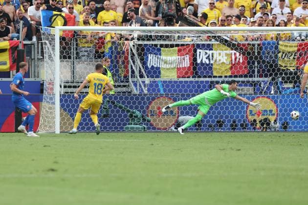 Tor zum 1:0 per Kopfball durch Ondrej Duda (Slowakei, Nr. 8) gegen Torwart Florin Nita (Rumänien, Nr. 1) , Vorrundenspiel M33, SVK - ROU, Gruppe E, Fussball Europameisterschaft, Slowakei gegen Rumänien, European Football Championship, Slovakia vs. Romania, Frankfurt, 26.06.2024, -