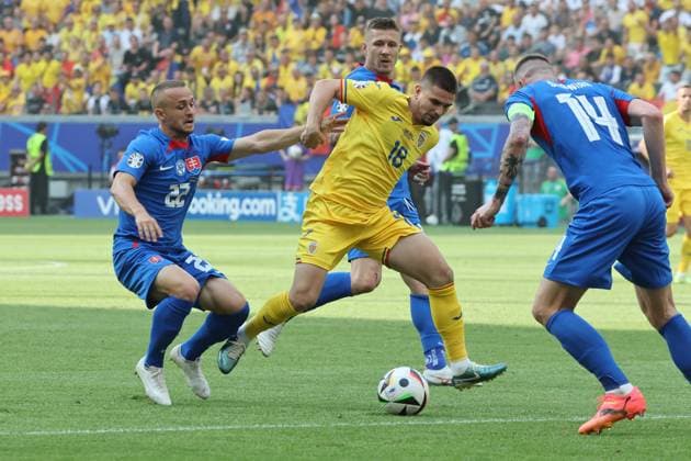 Razvan Marin (Rumänien, Nr. 18) im Zweikampf mit Stanislav Lobotka (Slowakei, Nr. 22) , Vorrundenspiel M33, SVK - ROU, Gruppe E, Fussball Europameisterschaft, Slowakei gegen Rumänien, European Football Championship, Slovakia vs. Romania, Frankfurt, 26.06.2024, -