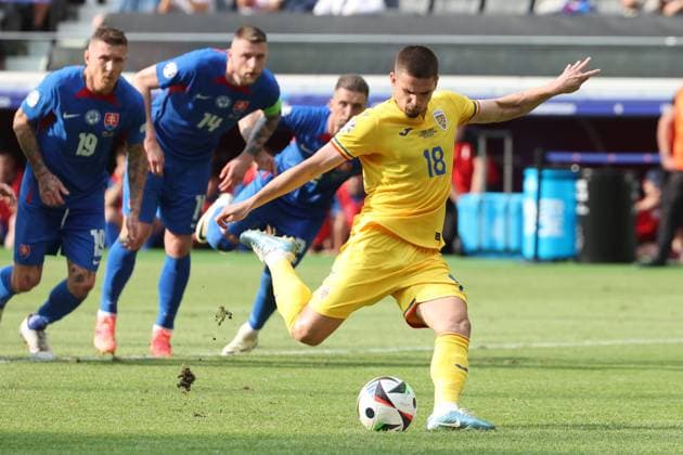 Tor zum 1:1 per Elfmeter durch Razvan Marin (Rumänien, Nr. 18) , Vorrundenspiel M33, SVK - ROU, Gruppe E, Fussball Europameisterschaft, Slowakei gegen Rumänien, European Football Championship, Slovakia vs. Romania, Frankfurt, 26.06.2024, -