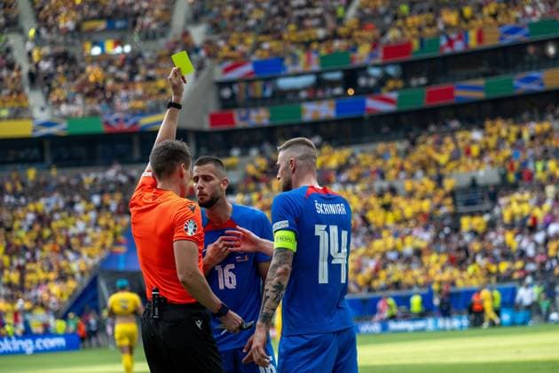 GER, EURO 2024, Group E, Slowakei (SVK) vs Rumänien (ROU) 24.06.2024, Frankfurt Arena, Frankfurt, GER, EURO 2024, Group E, Slowakei (SVK) vs Rumänien (ROU) Im Bild: Schiri Daniel Siebert gibt David Hancko (Slowakei SVK, 16); die gelbe Karte und entscheidet nach Überprüfung auf Strafstoss.