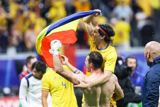 Endstand 1:1 Die rumaenische Mannschaft und die Fans feiern ab. GER, Slovakia (SVK) vs. Romania (ROU), Fussball Europameisterschaft, UEFA EURO, EM, Europameisterschaft,Fussball 2024, Gruppe E, 3. Spieltag, 26.06.2024 GER, Slovakia (SVK) vs. Romania (ROU), Fussball Europameisterschaft, UEFA EURO 2024, Gruppe E, 3. Spieltag, 26.06.2024 Frankfurt Copyright: xEibner-Pressefoto RogerxBuerkex EP