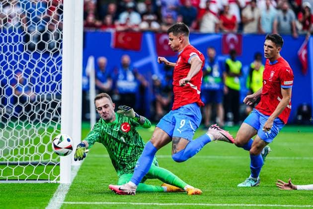 Torschuss Torchance Adam Hlozek (Tschechien, 09), Mert Guenok (Tuerkei, 01) GER, Tschechien vs. Tuerkei, Fussball Europameisterschaft, UEFA EURO, EM, Europameisterschaft,Fussball 2024, Spieltag 3, 26.06.2024 GER, Tschechien vs. Tuerkei, Fussball Europameisterschaft, UEFA Euro 2024, Spieltag 3, 26.06.2024 Hamburg Copyright: xEibner-Pressefoto MarcelxvonxFehrnx EP_MFN