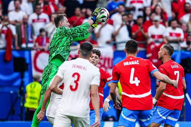 Mert Guenok (Tuerkei, 01) haelt Ball GER, Tschechien vs. Tuerkei, Fussball Europameisterschaft, UEFA EURO, EM, Europameisterschaft,Fussball 2024, Spieltag 3, 26.06.2024 GER, Tschechien vs. Tuerkei, Fussball Europameisterschaft, UEFA Euro 2024, Spieltag 3, 26.06.2024 Hamburg Copyright: xEibner-Pressefoto MarcelxvonxFehrnx EP_MFN