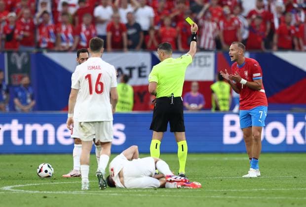 Referee, Istvan Kovacs shows Antonin Barak of Czechia a second yellow card Czechia v Turkiye, UEFA European Championship, EM, Europameisterschaft 2024, Group F, Football, Volksparkstadion, Hamburg, Germany - 26 Jun 2024 EDITORIAL USE ONLY No use with unauthorised audio, video, data, fixture lists, club league logos or live services. Online in-match use limited to 120 images, no video emulation. No use in betting, games or single club league player publications. Copyright: xMattxWest Shutterstockx 14555612ak