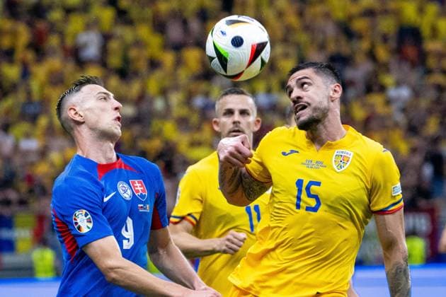 GER, EURO 2024, Group E, Slowakei (SVK) vs Rumänien (ROU) 24.06.2024, Frankfurt Arena, Frankfurt, GER, EURO 2024, Group E, Slowakei (SVK) vs Rumänien (ROU) Im Bild: George Puscas (Rumänien ROU, 09); Kopfball Kopfballduell; Dynamik, Aktion, Action, Spielszene; Andrei Barcu (Rumänien ROU, 15); im Zweikampf, Duell, Dynamik, Aktion, Action, Spielszene;