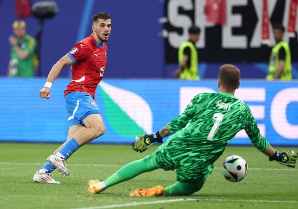 Mert Günok of Türkiye saves a shot from David Jurasek of Czechia Czechia v Turkiye, UEFA European Championship, EM, Europameisterschaft 2024, Group F, Football, Volksparkstadion, Hamburg, Germany - 26 Jun 2024 EDITORIAL USE ONLY No use with unauthorised audio, video, data, fixture lists, club league logos or live services. Online in-match use limited to 120 images, no video emulation. No use in betting, games or single club league player publications. Copyright: xMattxWest Shutterstockx 14555612at