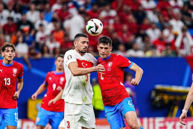 Sport Bilder des Tages Kopfballduell Luftzweikampf Merih Demiral (Tuerkei, 03), Robin Hranac (Tschechien, 04) GER, Tschechien vs. Tuerkei, Fussball Europameisterschaft, UEFA EURO, EM, Europameisterschaft,Fussball 2024, Spieltag 3, 26.06.2024 GER, Tschechien vs. Tuerkei, Fussball Europameisterschaft, UEFA Euro 2024, Spieltag 3, 26.06.2024 Hamburg Copyright: xEibner-Pressefoto MarcelxvonxFehrnx EP_MFN