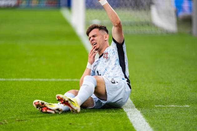 GER, Euro 2024, Group F, Georgien (GEO) vs Portugal (PRT) 26.06.2024, Veltins Arena (Arena AufSchalke), Gelsenkirchen, GER, Euro 2024, Group F, Georgien (GEO) vs Portugal (PRT) Im Bild: Francisco Conceicao (Portugal PRT, 26) am Boden, hat schmerzen
