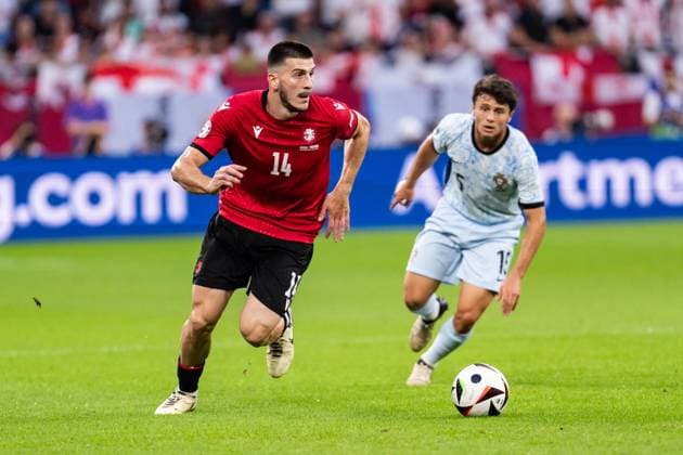 GER, Euro 2024, Group F, Georgien (GEO) vs Portugal (PRT) 26.06.2024, Veltins Arena (Arena AufSchalke), Gelsenkirchen, GER, Euro 2024, Group F, Georgien (GEO) vs Portugal (PRT) Im Bild: Lochoshvili Luka (Georgien Georgia GEO, 14) Einzelaktion; Ganzkörper Ganzkoerper ; Ball am Fuss;